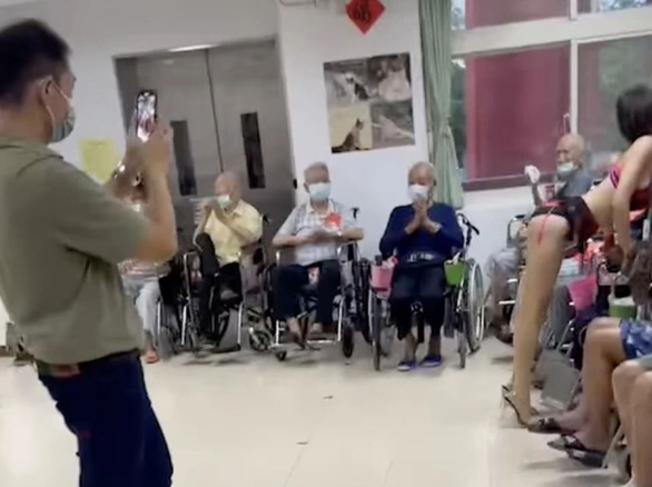Viện dưỡng lão Đài Loan thuê vũ công thoát y cho người già - Ảnh 1.