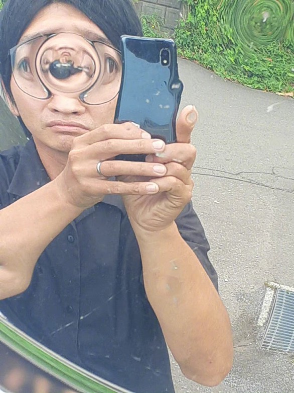 Thanh niên sống ảo cùng chiếc gương lồi lõm kỳ dị bên đường - Ảnh 3. Thanh niên sống ảo cùng chiếc gương lồi lõm kỳ dị bên đường - Ảnh 3.