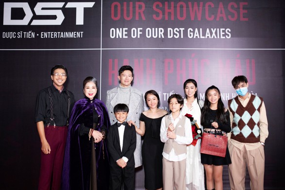 Dàn diễn viên bị may miệng, cấm khẩu trong showcase Hạnh phúc máu - Ảnh 1. Dàn diễn viên bị may miệng, cấm khẩu trong showcase Hạnh phúc máu - Ảnh 1.