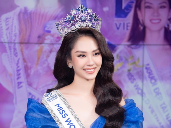 Chuyện khó tin: Hoa hậu vừa đăng quang 1 tháng đã... bán vương miện - Ảnh 1. Chuyện khó tin: Hoa hậu vừa đăng quang 1 tháng đã... bán vương miện - Ảnh 1.