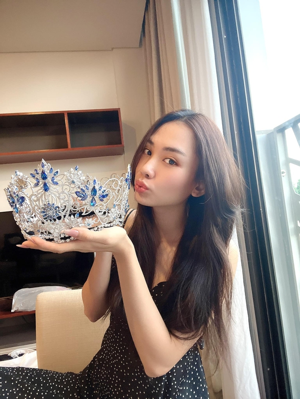 Chuyện khó tin: Hoa hậu vừa đăng quang 1 tháng đã... bán vương miện - Ảnh 2. Chuyện khó tin: Hoa hậu vừa đăng quang 1 tháng đã... bán vương miện - Ảnh 2.