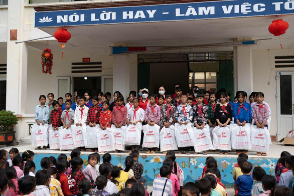 Lux Sport Việt Nam đem niềm vui Trung thu đến trẻ em vùng cao - Ảnh 2.