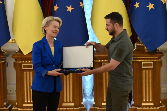 Tới Ukraine lần 3, chủ tịch Ủy ban châu Âu nhận huân chương danh dự - Ảnh 1.