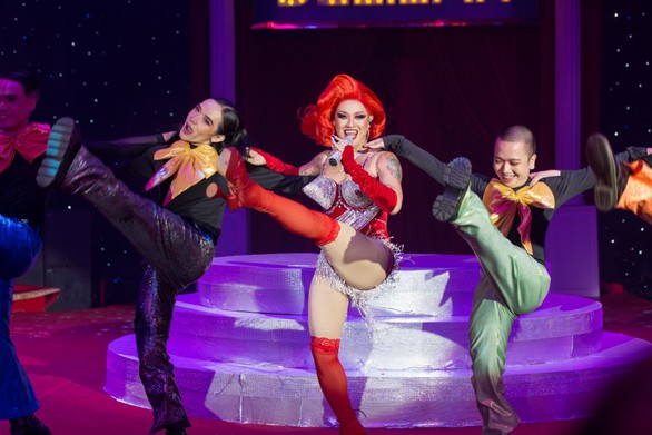 Thanh Duy bị vọp bẻ vì nhảy múa, đu dây cực sung trong live show drag queen - Ảnh 4. Thanh Duy bị vọp bẻ vì nhảy múa, đu dây cực sung trong live show drag queen - Ảnh 4.