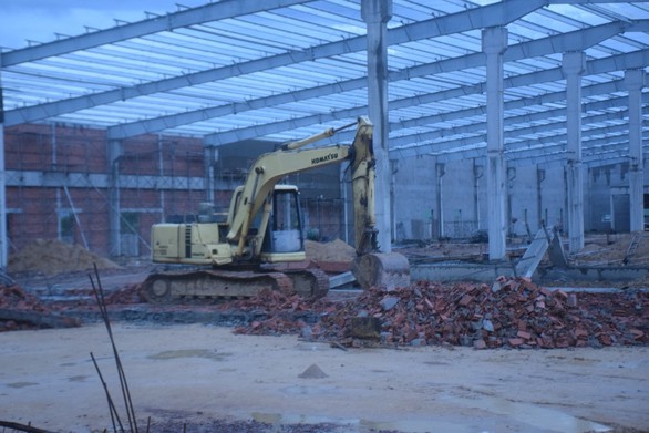 Vụ sập tường đang xây trong khu công nghiệp: Số người chết tăng lên 5 - Ảnh 2. Vụ sập tường đang xây trong khu công nghiệp: Số người chết tăng lên 5 - Ảnh 2.