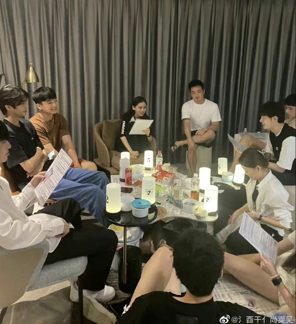 Angelababy lại gây náo loạn vì phì phèo thuốc lá - Ảnh 1. Angelababy lại gây náo loạn vì phì phèo thuốc lá - Ảnh 1.