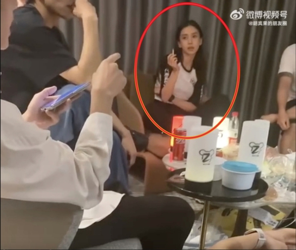 Angelababy lại gây náo loạn vì phì phèo thuốc lá - Ảnh 2. Angelababy lại gây náo loạn vì phì phèo thuốc lá - Ảnh 2.