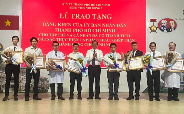 Khen thưởng đội ngũ y bác sĩ lần đầu tiên ghép thận trẻ em thành công từ người cho chết não - Ảnh 1. Khen thưởng đội ngũ y bác sĩ lần đầu tiên ghép thận trẻ em thành công từ người cho chết não - Ảnh 1.