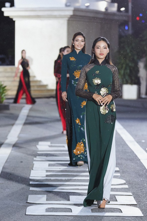 Người đẹp Hoa khôi sông Vàm che ô đi catwalk dưới mưa - Ảnh 1. Người đẹp Hoa khôi sông Vàm che ô đi catwalk dưới mưa - Ảnh 1.