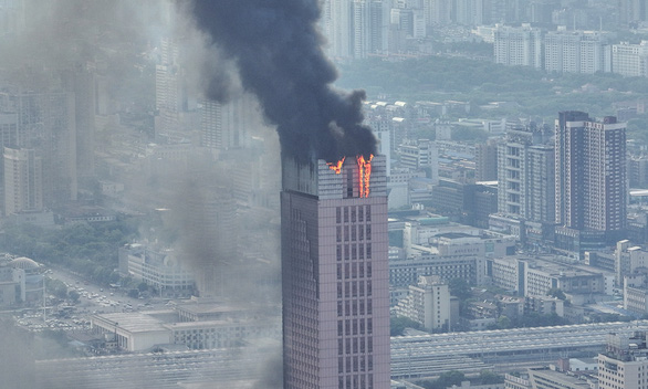 Toàn cảnh vụ cháy tòa nhà 42 tầng ở Trung Quốc - Ảnh 1.