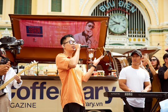Rhymastic líu la líu lo trước Bưu điện thành phố - Ảnh 3. Rhymastic líu la líu lo trước Bưu điện thành phố - Ảnh 3.