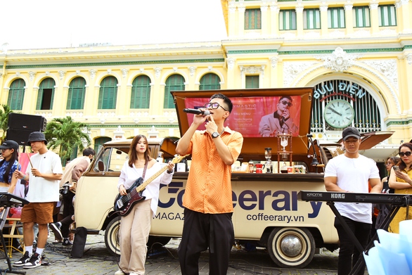 Rhymastic líu la líu lo trước Bưu điện thành phố - Ảnh 6. Rhymastic líu la líu lo trước Bưu điện thành phố - Ảnh 6.
