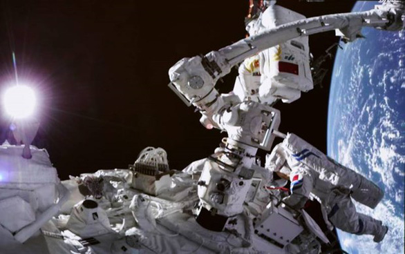 Các phi hành gia Trung Quốc đi bộ ngoài không gian từ trạm vũ trụ mới - Ảnh 1.