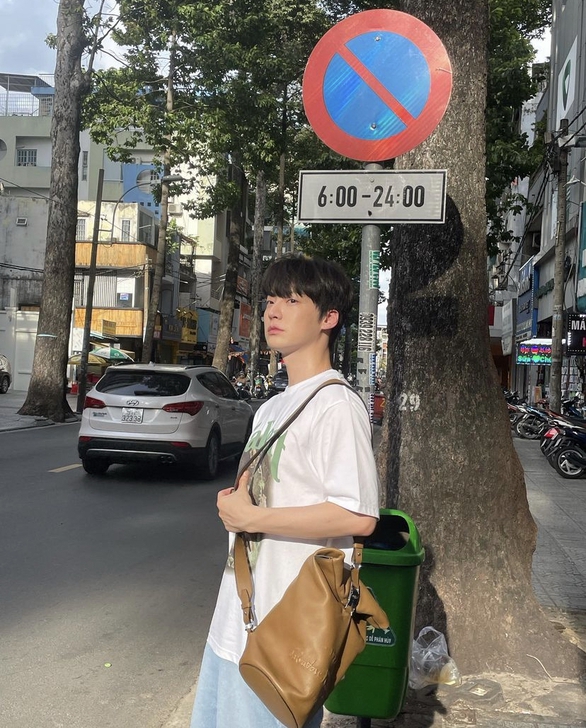 Loạt ảnh ‘du lịch vỉa hè’ Sài Gòn của Ahn Jae Hyun gây sốt - Ảnh 3. Loạt ảnh ‘du lịch vỉa hè’ Sài Gòn của Ahn Jae Hyun gây sốt - Ảnh 3.