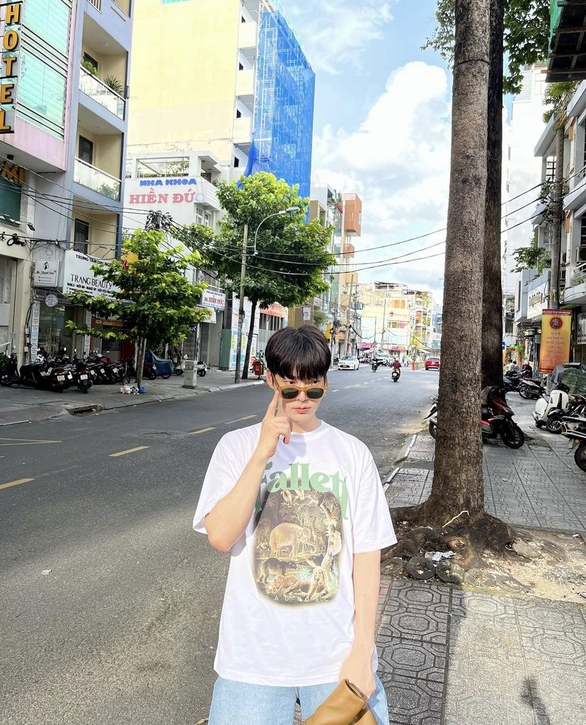Loạt ảnh ‘du lịch vỉa hè’ Sài Gòn của Ahn Jae Hyun gây sốt - Ảnh 1. Loạt ảnh ‘du lịch vỉa hè’ Sài Gòn của Ahn Jae Hyun gây sốt - Ảnh 1.