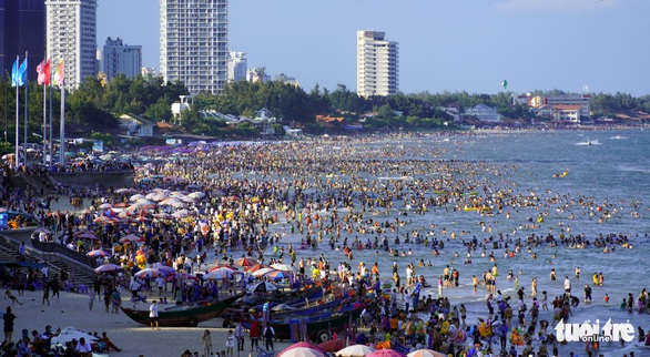 Du khách chật như nêm ở bãi biển Vũng Tàu chiều 2-9 - Ảnh 1. Du khách chật như nêm ở bãi biển Vũng Tàu chiều 2-9 - Ảnh 1.