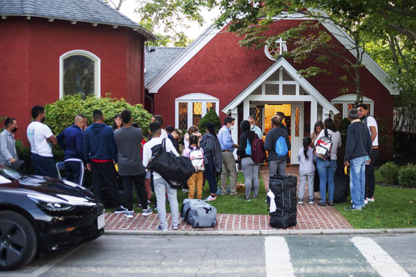 Republicans send migrants to the US vice president's house: Legal or illegal?  - Photo 1.
