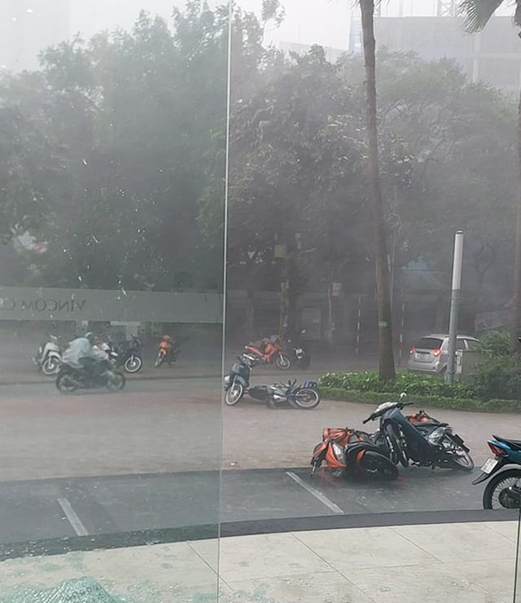 Mưa dông lớn ở miền Bắc: Bỏ xe giữa đường ở Hà Nội, nước chảy như thác ở Sa Pa - Ảnh 3.