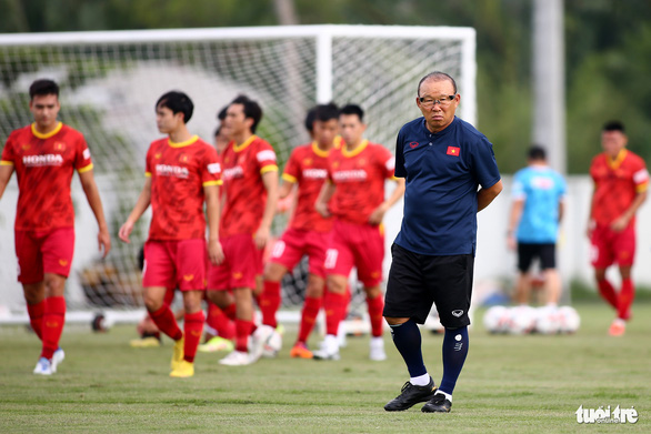 HLV Park Hang Seo sang Thái xem trận Thái Lan - Malaysia ở Kings Cup 2022 - Ảnh 1.