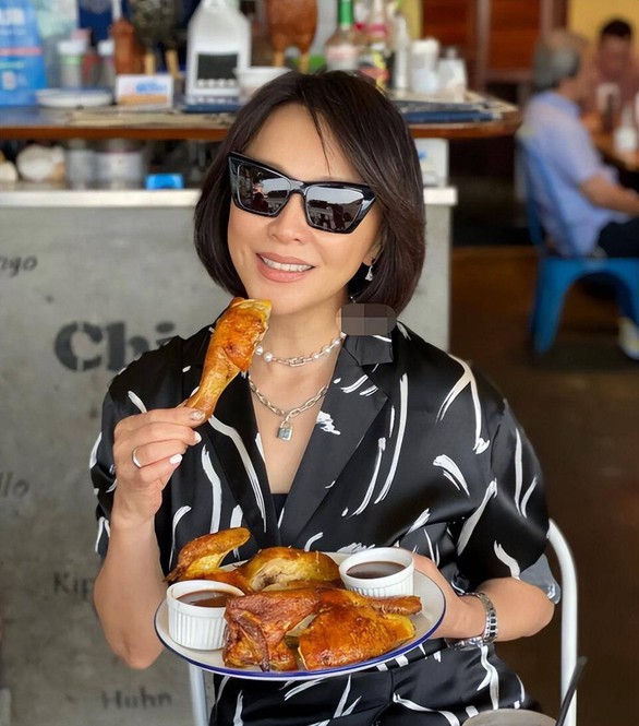 Lưu Gia Linh đeo trang sức cả tỉ đi... ăn gà quay! - Ảnh 1. Lưu Gia Linh đeo trang sức cả tỉ đi... ăn gà quay! - Ảnh 1.