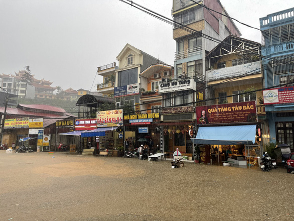 Mưa dông lớn ở miền Bắc: Bỏ xe giữa đường ở Hà Nội, nước chảy như thác ở Sa Pa - Ảnh 5.