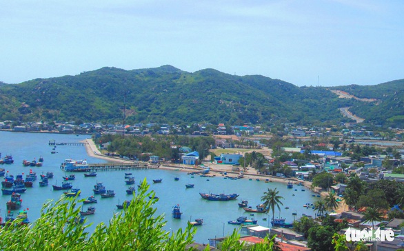 Nhiều ca nô, mô tô nước, nhà hàng nổi không đủ điều kiện vẫn hoạt động du lịch tại vịnh Vĩnh Hy - Ảnh 1. Nhiều ca nô, mô tô nước, nhà hàng nổi không đủ điều kiện vẫn hoạt động du lịch tại vịnh Vĩnh Hy - Ảnh 1.