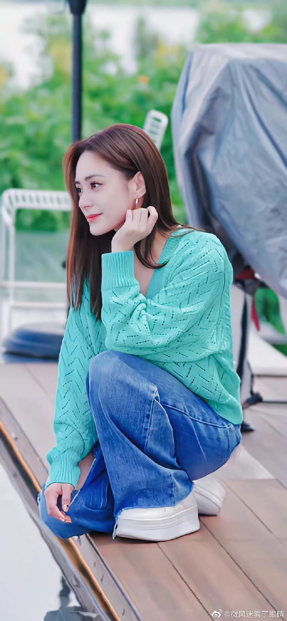Đẹp cũng có tội, Chung Hân Đồng bị tạm giữ tại Đức vì nghi ngờ bán ‘rau răm’ - Ảnh 1. Đẹp cũng có tội, Chung Hân Đồng bị tạm giữ tại Đức vì nghi ngờ bán ‘rau răm’ - Ảnh 1.