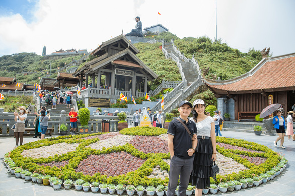 Mùa thu này đến Fansipan, ngỡ như lạc giữa thảo nguyên hoa