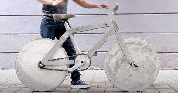 Bicycle made entirely of concrete, weighs more than 130kg but still runs well - Photo 1.