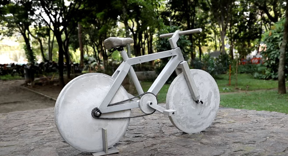 Bicycle made entirely of concrete, weighs more than 130kg but still runs well - Photo 3.