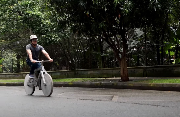 Xe đạp làm hoàn toàn từ bê tông, nặng hơn 130kg nhưng vẫn chạy tốt - Ảnh 4.