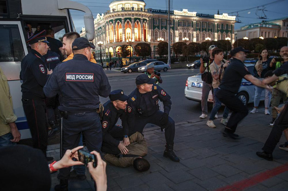 Nga xác nhận bắt người biểu tình sau lệnh động viên của ông Putin - Ảnh 1.