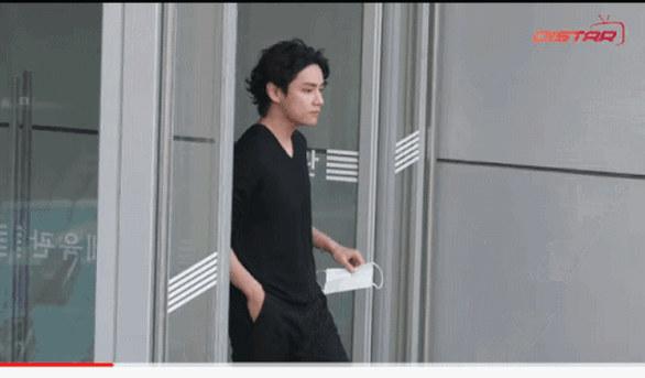 Netizen phản ứng mạnh với thái độ lạnh lùng boy của V BTS - Ảnh 4. Netizen phản ứng mạnh với thái độ lạnh lùng boy của V BTS - Ảnh 4.