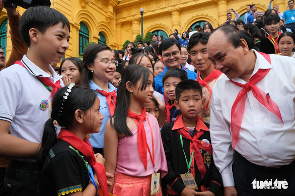 Chủ tịch nước Nguyễn Xuân Phúc gặp gỡ thiếu nhi 54 dân tộc - Ảnh 2.