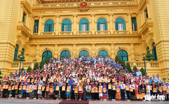 Chủ tịch nước Nguyễn Xuân Phúc gặp gỡ thiếu nhi 54 dân tộc - Ảnh 4.