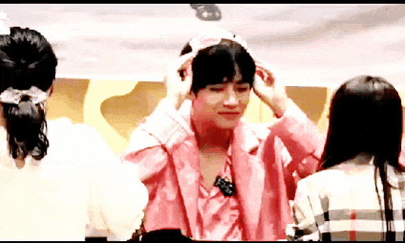 Netizen phản ứng mạnh với thái độ lạnh lùng boy của V BTS - Ảnh 5. Netizen phản ứng mạnh với thái độ lạnh lùng boy của V BTS - Ảnh 5.