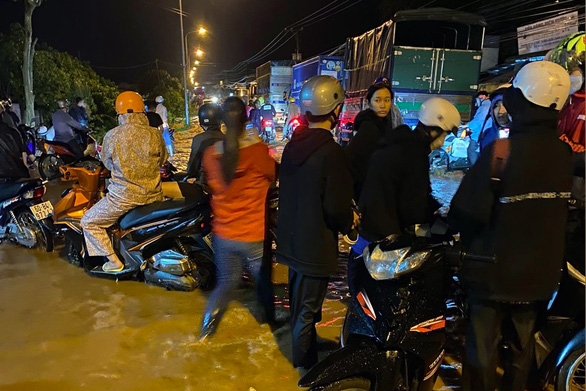 Mưa lớn cuốn trôi nhiều xe máy ở Đồng Nai, nghi còn 1 người mất tích - Ảnh 1.