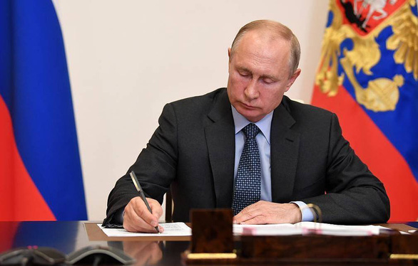 Ông Putin ký luật tăng mức phạt tù có thể đến 15 năm với lính đào ngũ, đầu hàng, cướp bóc - Ảnh 1.
