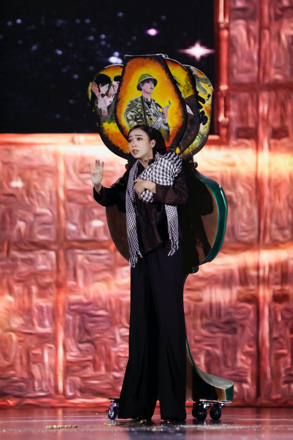 Màn trình diễn trang phục dân tộc như tấu hề tại Miss Grand Việt Nam - Ảnh 2.