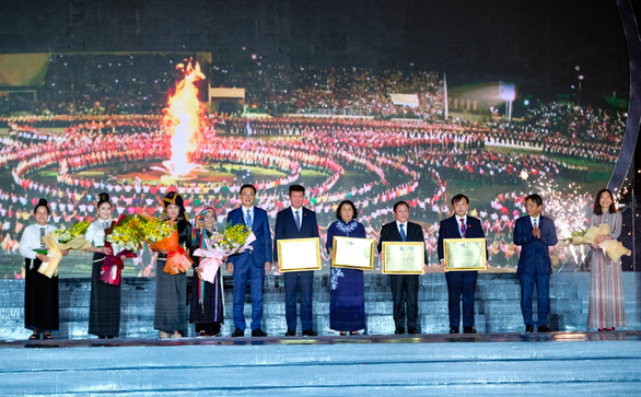 Đêm hội nghệ thuật xòe Thái nhận bằng Di sản văn hóa phi vật thể của UNESCO - Ảnh 2.