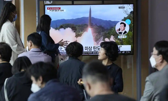 Mỹ, Nhật, Hàn phân tích thông tin vụ phóng tên lửa quỹ đạo bất thường của Triều Tiên - Ảnh 1.