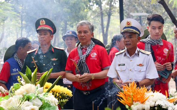 Đại biểu TP.HCM tưởng niệm anh hùng liệt sĩ tại Côn Đảo - Ảnh 2.