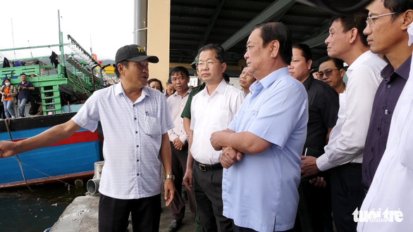 Bộ trưởng Lê Minh Hoan thị sát chống bão, nhiều tỉnh huy động lực lượng giúp dân ứng phó - Ảnh 1.