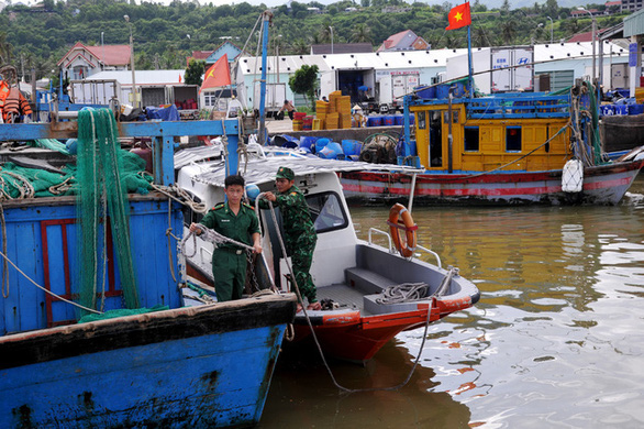 Bộ trưởng Lê Minh Hoan thị sát chống bão, nhiều tỉnh huy động lực lượng giúp dân ứng phó - Ảnh 4.