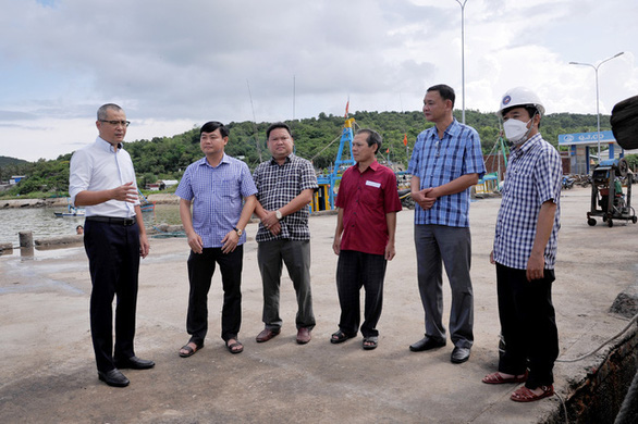 Bộ trưởng Lê Minh Hoan thị sát chống bão, nhiều tỉnh huy động lực lượng giúp dân ứng phó - Ảnh 5.
