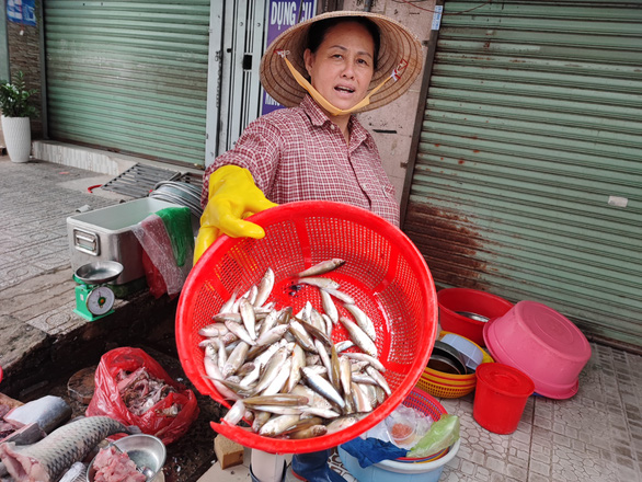 Giá bán đặc sản cá linh giảm dần - Ảnh 1.