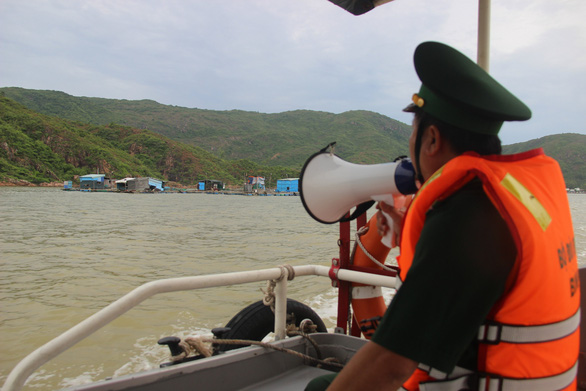 Bộ đội, công an Bình Định khẩn trương giúp dân chống bão Noru - Ảnh 4.