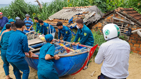 Bộ đội, công an Bình Định khẩn trương giúp dân chống bão Noru - Ảnh 3.