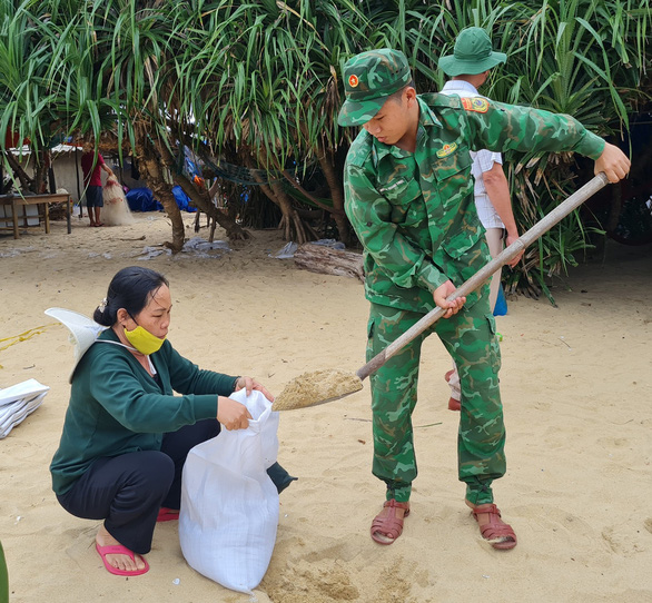 Bộ đội, công an Bình Định khẩn trương giúp dân chống bão Noru - Ảnh 2.