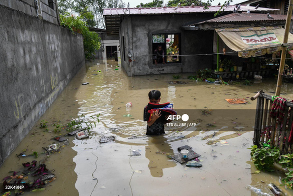 Philippines tan hoang sau khi siêu bão Noru tàn phá - Ảnh 1.